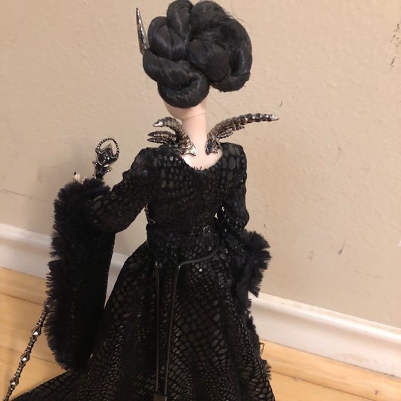 Mattel 2015 Barbie Queen of the Dark Forest Gold Label Doll in Box! - Picture 4 of 7